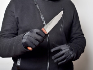 Loupež v Třešti: Napadený se ubránil útokům nožem, pachateli hrozí až deset let za mřížemi