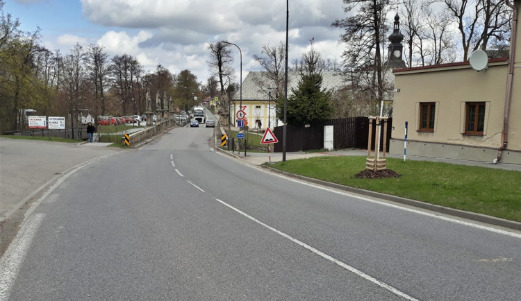 Do Žďáru se po pauze vrátí stavební dělníci, na místě budou semafory. Řidiči úsek zkusí v říjnu 