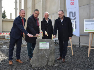 Lidé ve Žďáru budou sportovat v nové sportovní hale s lezeckou stěnou a zelenou střechou