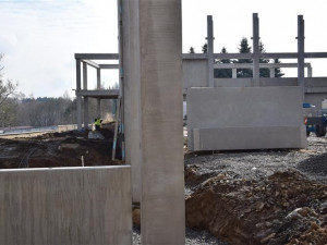 Lidé ve Žďáru budou sportovat v nové sportovní hale s lezeckou stěnou a zelenou střechou