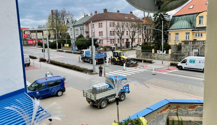 Lidé u jihlavského nádraží jsou bez vody, oprava se protáhne na několik dní. Kvůli havárii jsou přistaveny cisterny