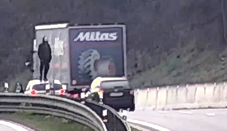 Řidiči na D1 došlo palivo, vylezl na střechu auta a mával na okolí. O kus dál zastavil znovu, kvůli defektu