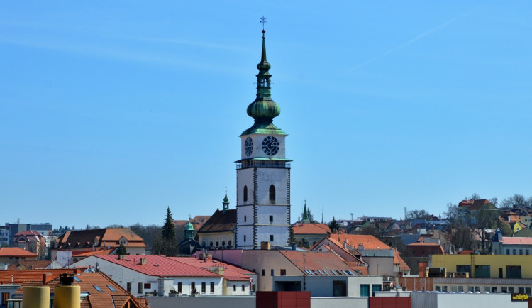 Největší věžní hodiny ve střední Evropě má Třebíč. Obě ručičky v součtu váží skoro 150 kilogramů
