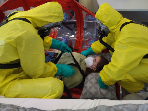 FOTOGALERIE: Kdyby přišla ebola. Záchranné složky z Vysočiny mají za sebou taktické cvičení