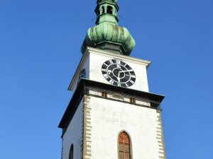 Největší věžní hodiny ve střední Evropě má Třebíč. Obě ručičky v součtu měří skoro 150 kilogramů