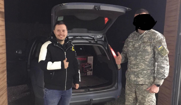 Vasyl s vojákem, kterému předal vybavení