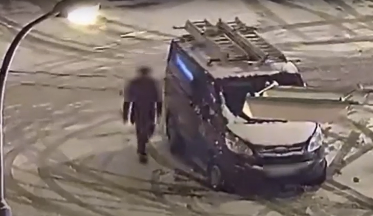 VIDEO: Kriminalisté dopadli zloděje, který vykradl dvacet aut. Podívejte se na jednu z krádeží