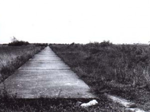 U obce Čestlice u Prahy byly v listopadu 1939 vybetonovány odstavné pruhy v šířce 2,25 m. Fotografie pochází ze šedesátých let, zdroj: ceskedalnice.cz