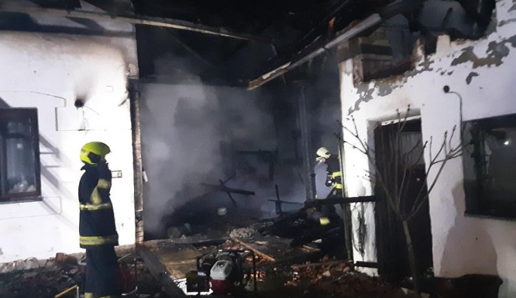 Požár rodinného domu se obešel bez zranění, škoda je však dva miliony korun