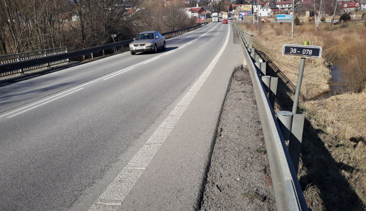 Oprava dvou mostů ve Vílanci začala. Část prací se obejde bez omezení, pak přibudou semafory