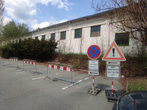 Místo aut zátarasy. Řidiči na jihlavském sídlišti kvůli havarijnímu stavu střechy přišli o 19 parkovacích stání