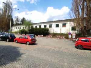 Místo aut zátarasy. Řidiči na jihlavském sídlišti kvůli havarijnímu stavu střechy přišli o 19 parkovacích stání