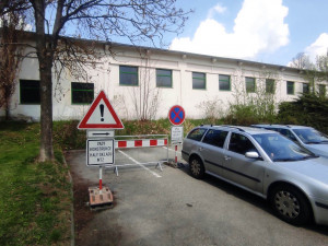 Místo aut zátarasy. Řidiči na jihlavském sídlišti kvůli havarijnímu stavu střechy přišli o 19 parkovacích stání