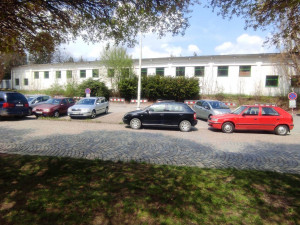 Místo aut zátarasy. Řidiči na jihlavském sídlišti kvůli havarijnímu stavu střechy přišli o 19 parkovacích stání