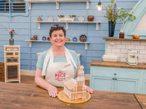 Zuzana Janů s polenským kostelem z perníku