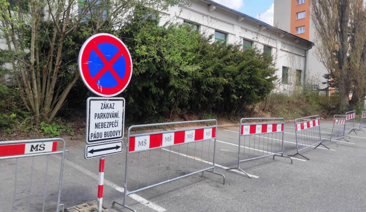 Místo aut zátarasy. Řidiči na jihlavském sídlišti kvůli havarijnímu stavu střechy přišli o 19 parkovacích stání