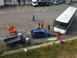 FOTO: Střet osobáku s autobusem, 25 zraněných, jedno úmrtí. To je výsledek taktického cvičení IZS Horizont 2022