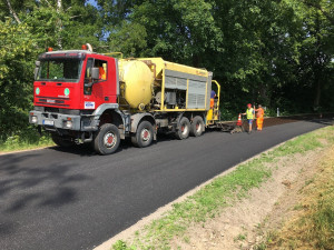 Špatný stav silnice u Vladislavi nakonec vyřeší mikrokoberec. Provoz budou řídit semafory