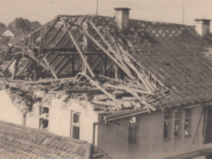 Jeden z domů v Dadešicích na Třebíčsku po bombovém útoku v roce 1945