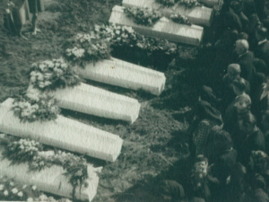 Hromadného pohřbu v Dalešicích se zúčastnilo velké množství lidí