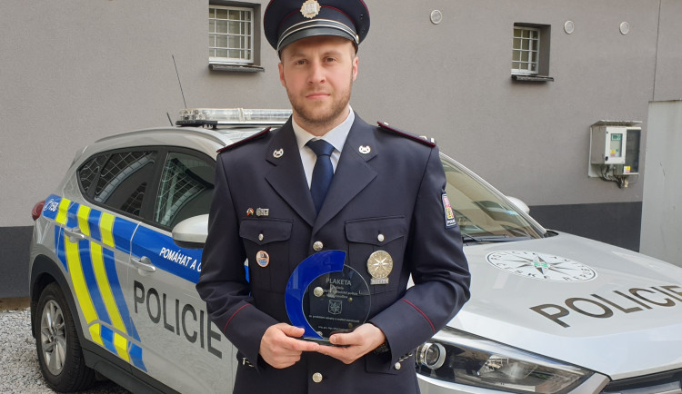 Jihlavský policista pomohl ženě, která omdlela. Jsem rád, že i dnešní doba má slušné mladé lidi, kteří pomáhají, vzkázal ženin manžel