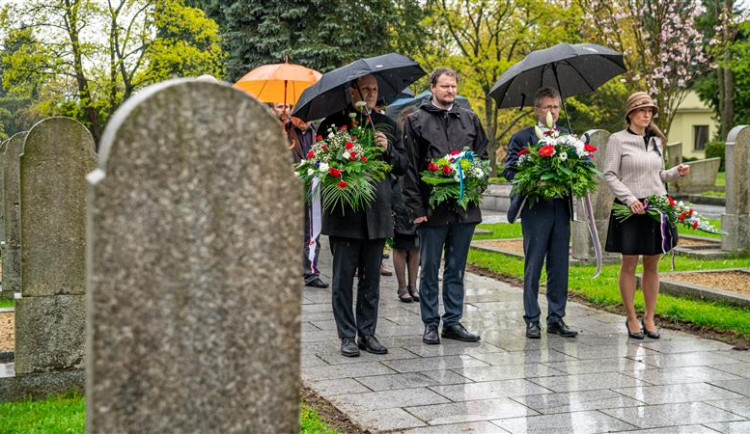 (Zleva) radní města Petr Ryška, krajský radní Pavel Hájek, předseda Senátu Miloš Vystrčil a poslankyně Eva Decroix