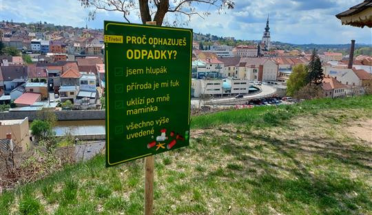 Jsem hlupák, uklízí po mně maminka. Třebíč cedulemi po městě přitvrdila v boji s lidmi, co dělají nepořádek