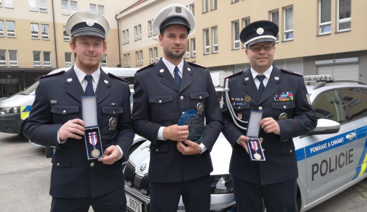 Senior v dešti spadl a ochromily ho křeče. Pomohli mu policisté, hlavu mu podložili služební bundou a přivolali lékaře