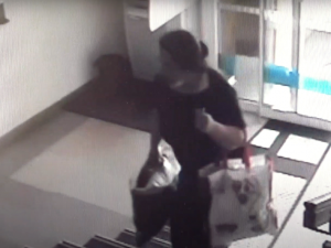 VIDEO: V domě na Brněnské ulici někdo ukradl dámskou kabelku. Nevíte něco o ženě na záznamu?