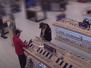 VIDEO: Krádež iPhonu za 20 tisíc v Jihlavě v přímém přenosu. Neznáte tři muže na videu?
