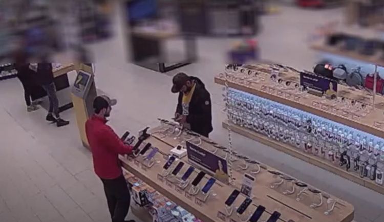 Krádež iPhonu v Jihlavě v přímém přenosu. Neznáte tři muže na videu?