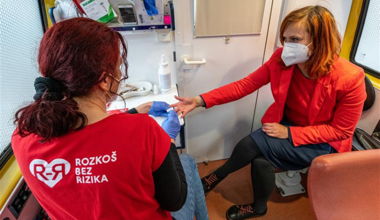 Zájemci v Jihlavě mohou přijít do sanitky na test na HIV. Studenti uslyší zpověď nakaženého Martina