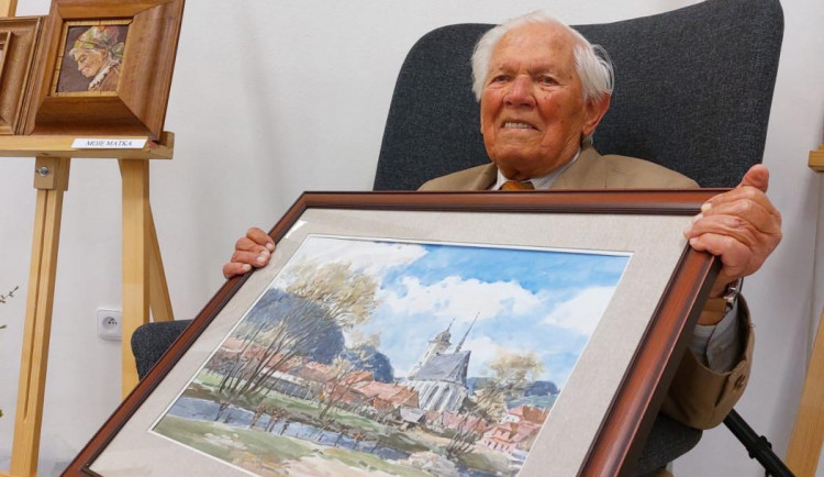 Nejstaršímu vystavujícímu malíři v ČR je 102 let. Celý život zobrazuje krajinu kolem řeky Svratky