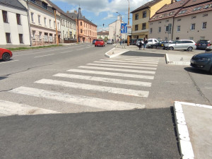 Přechod na Fibichově ulici byl výrazně zkrácen kvůli bezpečí chodců. Zlepší se i řazení aut na odbočení, říká radnice