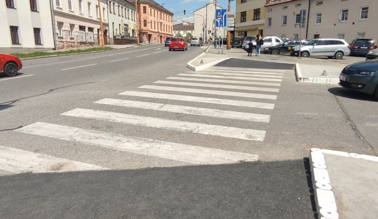 Přechod na Fibichově ulici byl výrazně zkrácen kvůli bezpečí chodců. Zlepší se i řazení aut na odbočení, říká radnice 