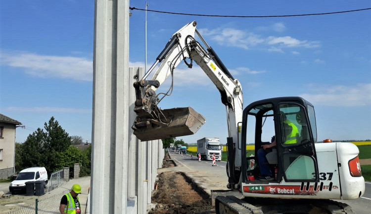U Radostína už roste protihluková stěna. Podívejte se, jak to teď na stavbě vypadá