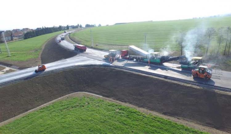 Výstavba obchvatu Lukavce pokračuje. Obyvatelům městyse se uleví už letos na podzim