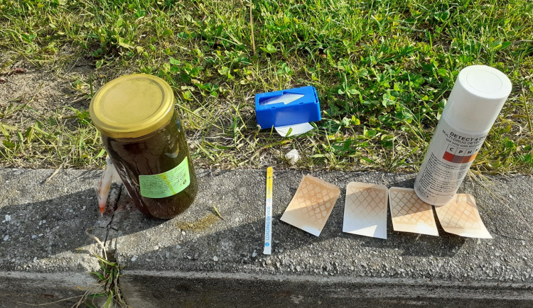 Řidič na D1 převážel Efedrin a tekutinu, zřejmě amfetamin. Je to lék na zažívání pro mého kamaráda, hájil se muž