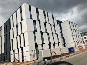 FOTO: Nové kanceláře pro krajské úředníky budou v září hotové. Podívejte se, jak stavba pokročila