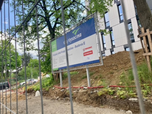 FOTO: Nové kanceláře pro krajské úředníky budou v září hotové. Podívejte se, jak stavba pokročila