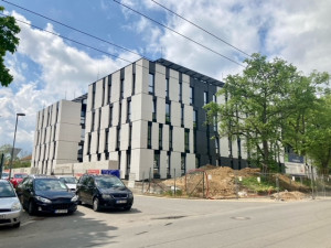 FOTO: Nové kanceláře pro krajské úředníky budou v září hotové. Podívejte se, jak stavba pokročila