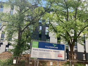 FOTO: Nové kanceláře pro krajské úředníky budou v září hotové. Podívejte se, jak stavba pokročila