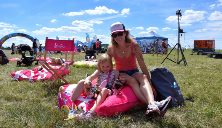 Barbíny, fotbal, tropický ostrov i Mig 21. Fotbalový stadion zažije Den s Enviropolem