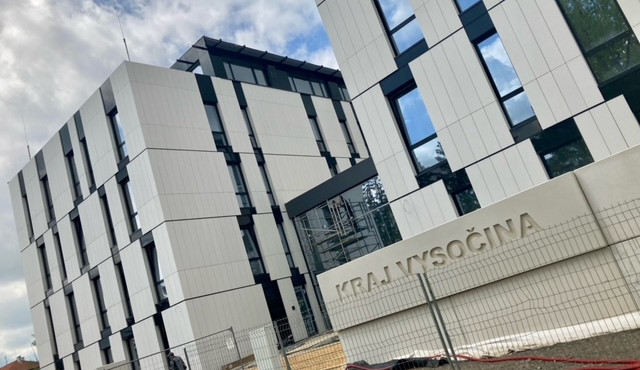 Nové kanceláře pro krajské úředníky budou v září hotové. Podívejte se, jak probíhá jejich výstavba