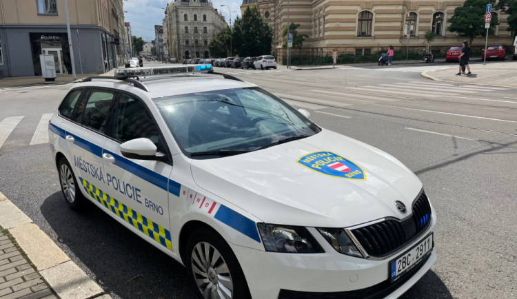 Brněnské představení. Hledaného muže si ze záchodu odvedla policie