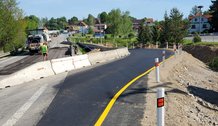 Aktuálně z Vílance: Kvůli opravám mostů teď řidiči jezdí po provizorní kumunikaci, na místě jsou semafory