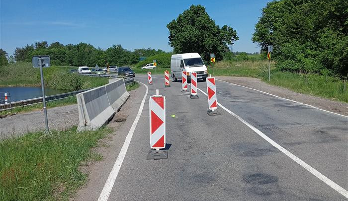 Omezení na silnici II/360. Kvůli havarijnímu stavu odtoku z rybníka Březina se propadá krajnice