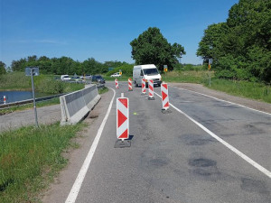 Omezení na silnici II/360. Kvůli havarijnímu stavu odtoku z rybníka Březina se propadá krajnice
