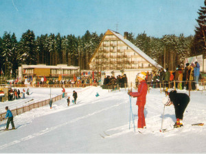 FOTO: Nepřehlédnutelný Hotel Ski funguje už půl století. Prohlédněte si historické fotky, jak se proměnil v čase