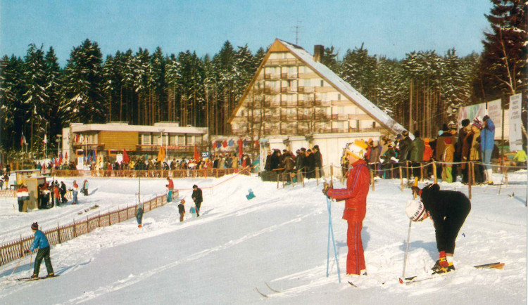 Nepřehlédnutelný Hotel Ski funguje už půl století. Podívejte se, jak se proměnil v čase